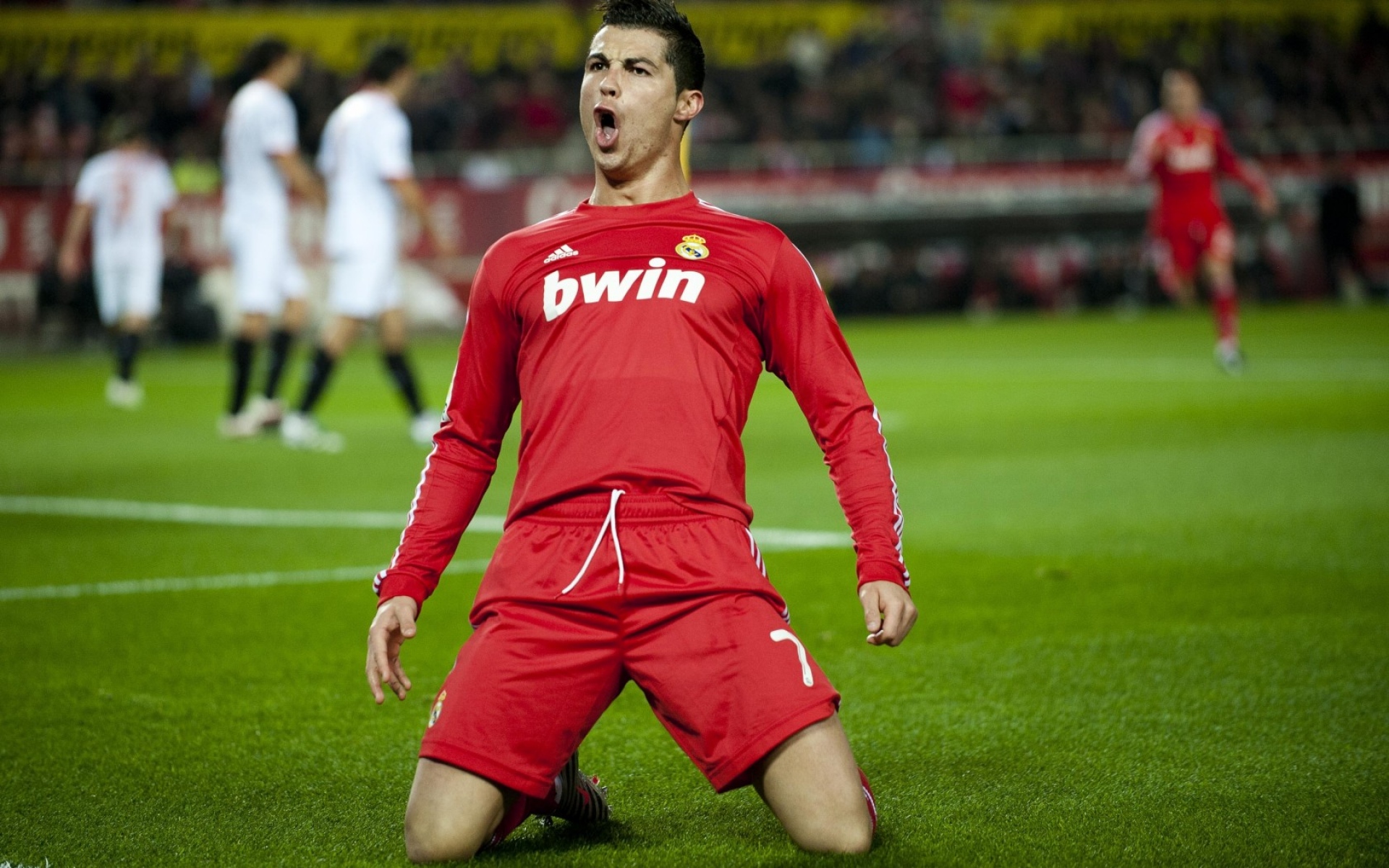 خلفيات كمبيوتر رياضية لاعبين كرة قدم بجودة عالية Sports players wallpapers خلفيات كرستيانو